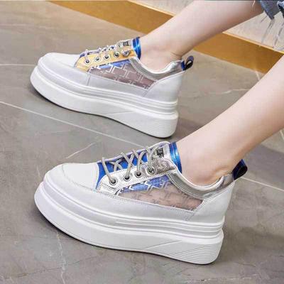 Сетчатая дышащая внутренняя часть увеличивает рост, маленькие белые туфли для женщин, весна 2025, новый дизайн, чувство соответствия цвета, универсальные спортивные и развлекательные туфли для сноуборда