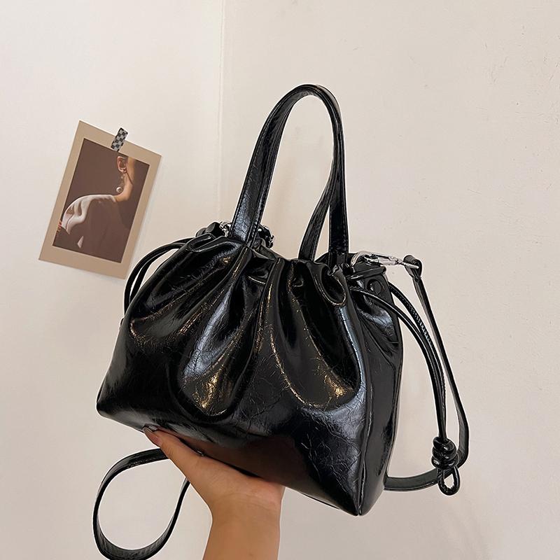 Женская сумка с завязками и шнурком, популярные товары этого года, универсальная сумка через плечо из масляной кожи с улучшенной текстурой
