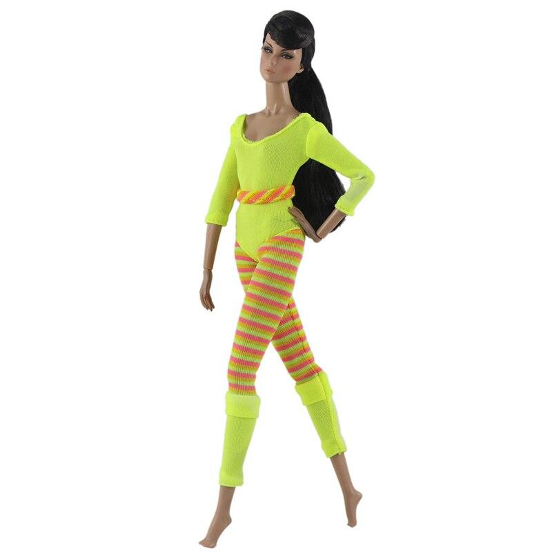 Яркие спортивные костюмы для куклы Барби