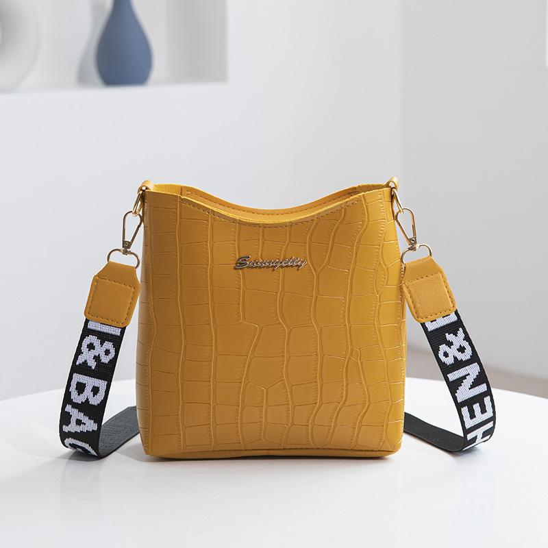 New Fashion Crocodile Pattern Messenger Bag Printed Webbing Strap Shoulder Strap Bucket Bag Large Capacity Women's Bag