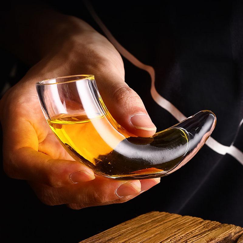 Творческий бычий рог, коктейльная чашка, рюмка, испанский фирменный ресторан, бар, напиток, бокал для вина, спиртные напитки, водка, виски, стакан