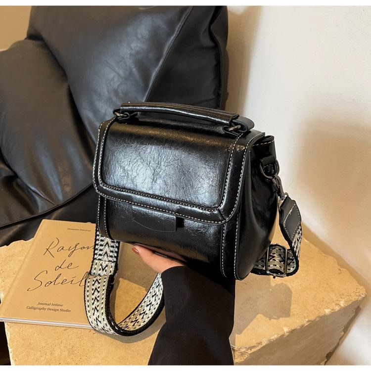 Handheld small bag women 2025 new retro niche design small square bag high-end commuting shoulder messenger bag tide