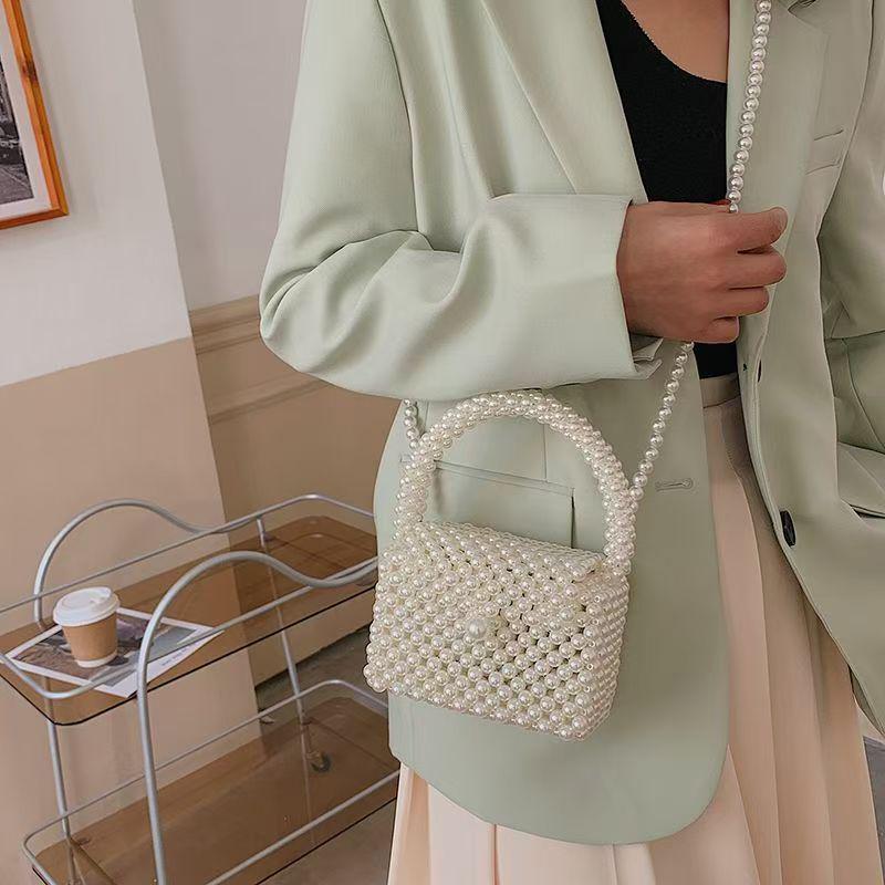 Сумка кроссбоди на одно плечо, украшенная жемчугом: Шикарная женская сумка с плетеным дизайном