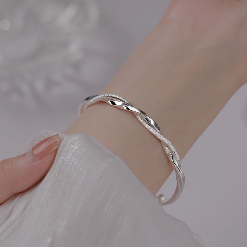 [Minimalist Sliding Bracelet With Möbius Strip Design Intertwined Love Bangle Ins Trendy Subtle Jewelry]
