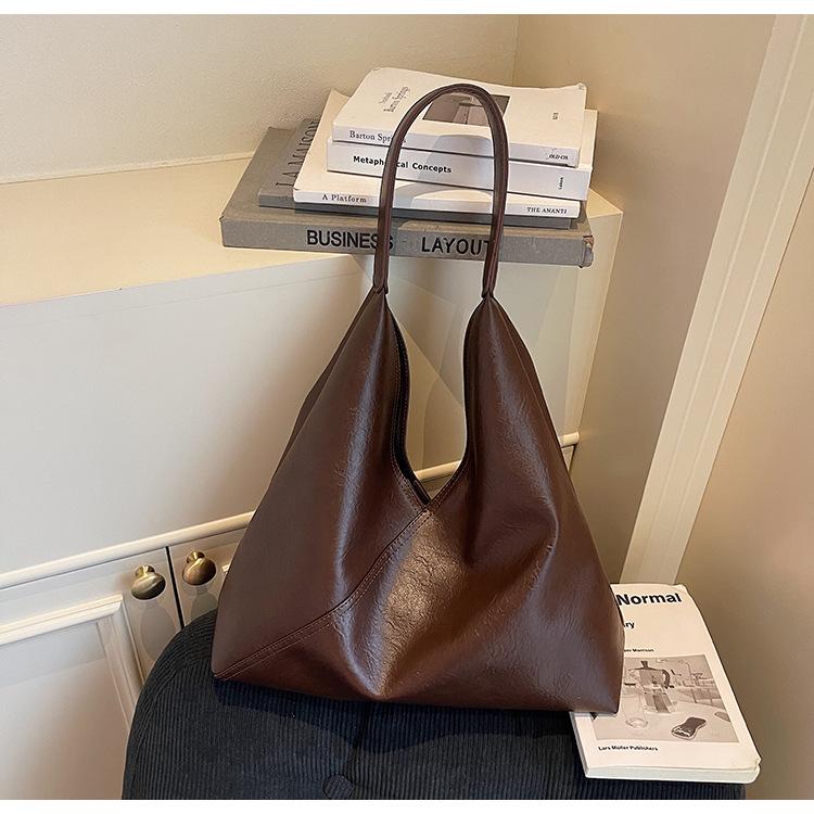 Сумка с мягкой лицевой стороной в стиле ретро большой вместимости женская 2025 новая осенне-зимняя в зарубежном стиле универсальная на одно плечо подмышку сумка-тоут для通勤