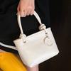 В этом году популярны маленькие сумки для женственного чувства высокого класса, переносные овощные корзины большой вместимости, сумки-ведра и женские модные плечевые м