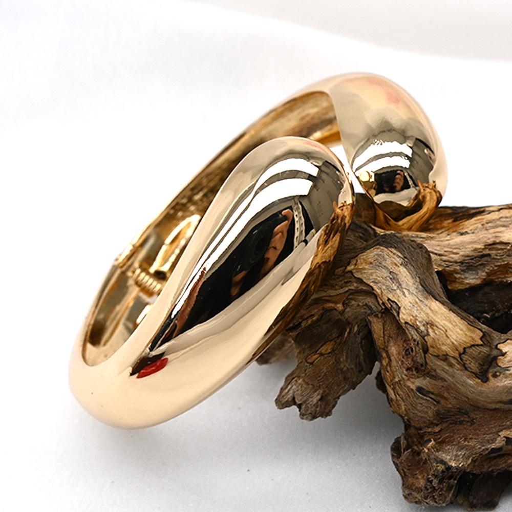 Широкий открытый браслет-манжета из красной мраморной смолы