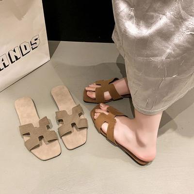 Корейская версия универсальной повседневной приливной пляжной обуви лето 2025 новые однословные шлепанцы женские квадратный носок плоская подошва крутые шлепанцы
