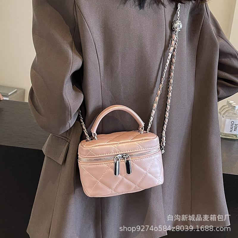 Fashionable and Simple Hand-held Small Bag Women's 2025 New Explosive One-shoulder Crossbody Bag Diamond Check Chain Small Square Bag