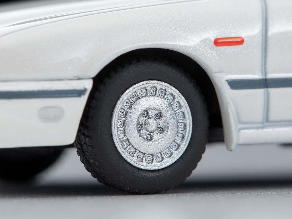 Tomica Limited Vintage Neo Japanese Car Era 17 Nissan Cedric Cima Type II Limited Kazue Ito Specification White Finished Product 321415 1/64 LV-N