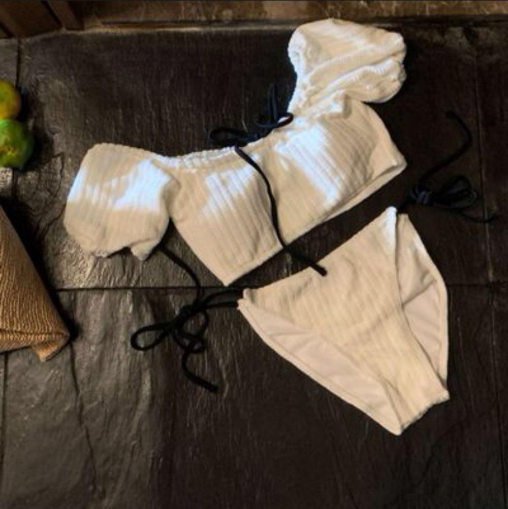 Женский однотонный купальник бикини с оборками на плечах - Сексуальный корейский стиль для отпуска