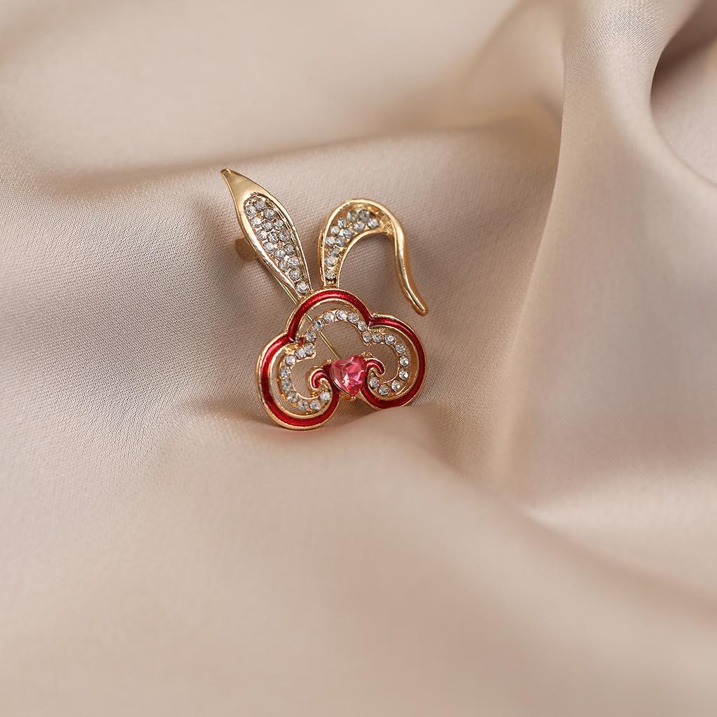 Chinese Style Rabbit Anti-light Brooch Auspicious Cloud Design Sense Fashion Corsage Temperament Pin Coat Suit with Accessories