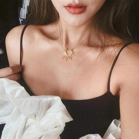 Женское Ожерелье Полое Подвеска Солнце Ретро Сплав Регулируемая Длина Полированное Повседневная Носка Свадьбы Вечеринки Украшения Подарок на День Рождения Ключица Ожерелье