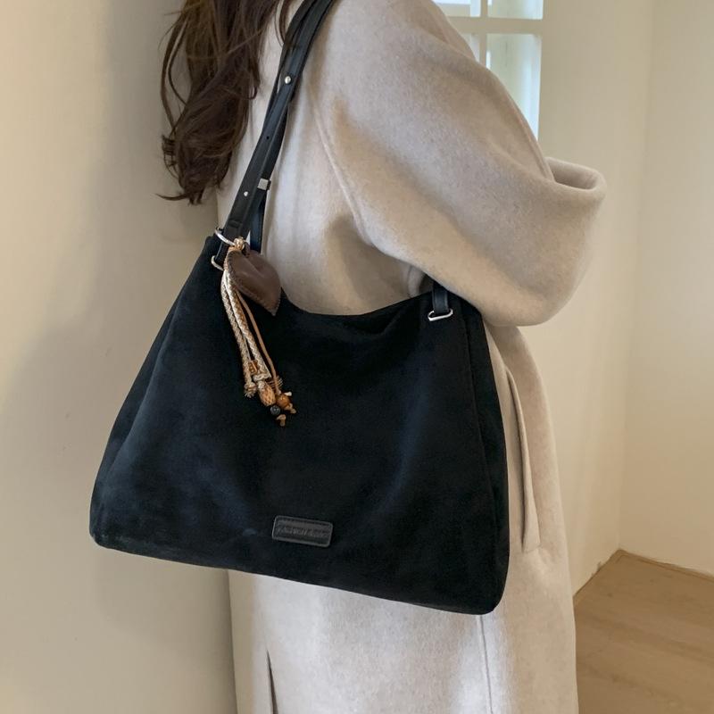 Вместительная ретро-сумка женская осенне-зимняя универсальная 2025 новая повседневная на плечо подмышку сумка-тоут для поездок на работу