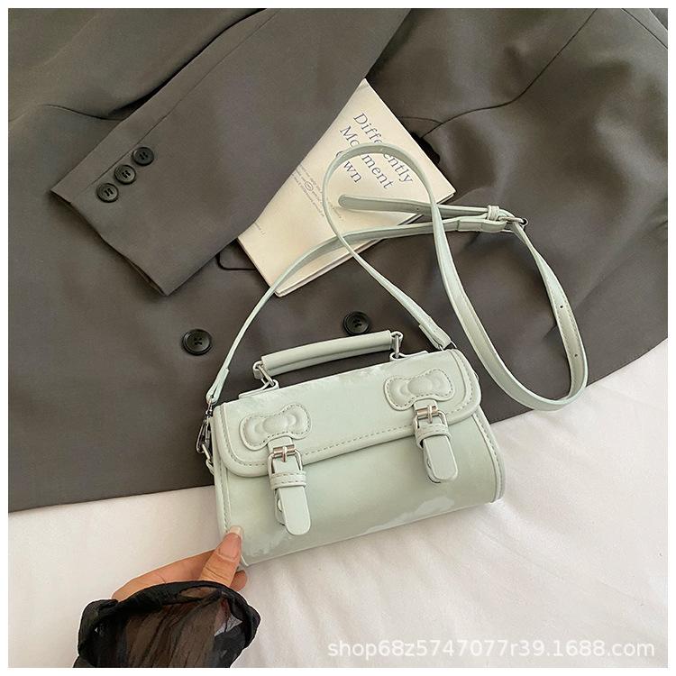 Корейская версия ins повседневная сумка Кембридж для девушки 2025 новая нишевая в иностранном стиле универсальная сумка-подушка для ношения в руках сумка через плечо для通勤