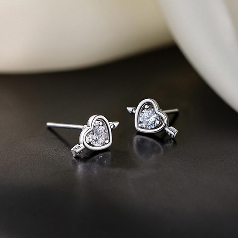 Серьги-гвоздики «Одна стрела сквозь сердце» для женщин Ins Light Luxury Niche Design Sense of Love Earrings