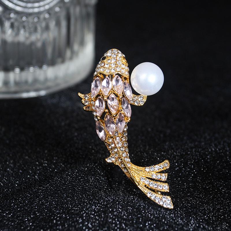 Female Fashion White Pink Crystal Pearl Fish Brooches For Women Luxury Yellow Gold Silver Color Alloy Animal Brooch Safety Pins