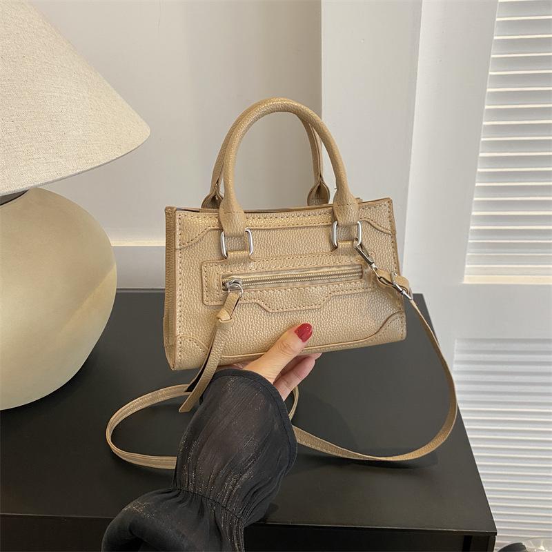 Модная сумка 2024 года, новая корейская версия, трендовая повседневная маленькая квадратная сумка, простая модная сумка через плечо, повседневная сумка-мессенджер