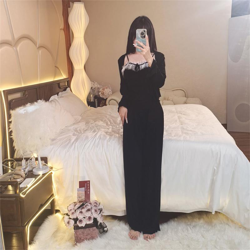 Женский пижамный комплект из французского модала, 3 предмета: Топ с длинным рукавом и нагрудными вкладышами, на бретелях-спагетти, длинные брюки и халат.