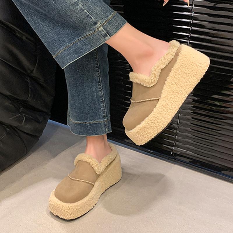Модные женские меховые хлопковые тапочки на платформе с танкеткой, повседневные мюли, туфли с открытой пяткой, женские зимние трендовые шлепанцы 2025 года, женские зимние сапоги