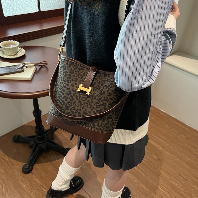 Niche Retro Matte Soft Leather Bucket Bag Women's Bag New High-end Versatile Small Bag Portable Shoulder Messenger Bag