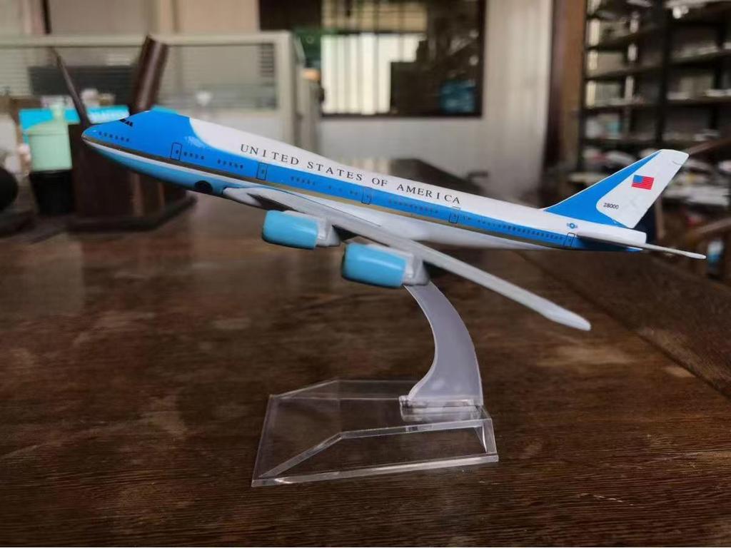 Модели из сплава президентских самолетов: ATR FK50, C919, A350, B747, A320, A330, A380