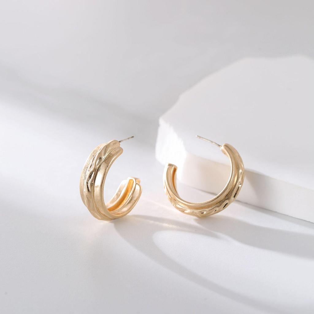 Минималистичные металлические серьги-кольца: Уникальный, смелый и стильный дизайн, который подчеркнет вашу модную ауру.