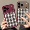 Клетчатый Мишка Чехол для iPhone: Милая, ударопрочная защита для iPhone 13, 14 Pro Max, 15 и 16 Pro.