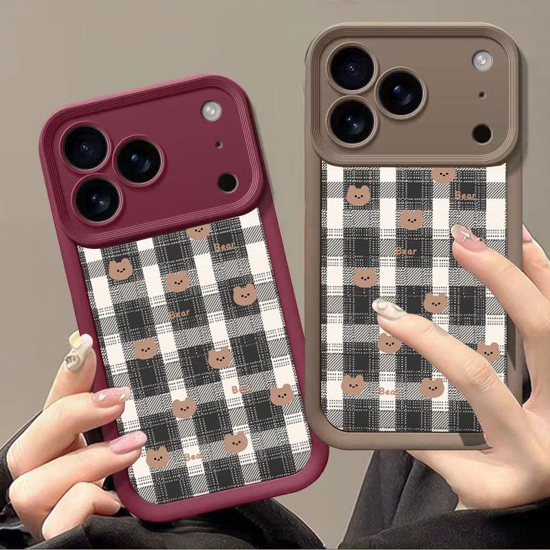 Клетчатый Мишка Чехол для iPhone: Милая, ударопрочная защита для iPhone 13, 14 Pro Max, 15 и 16 Pro.