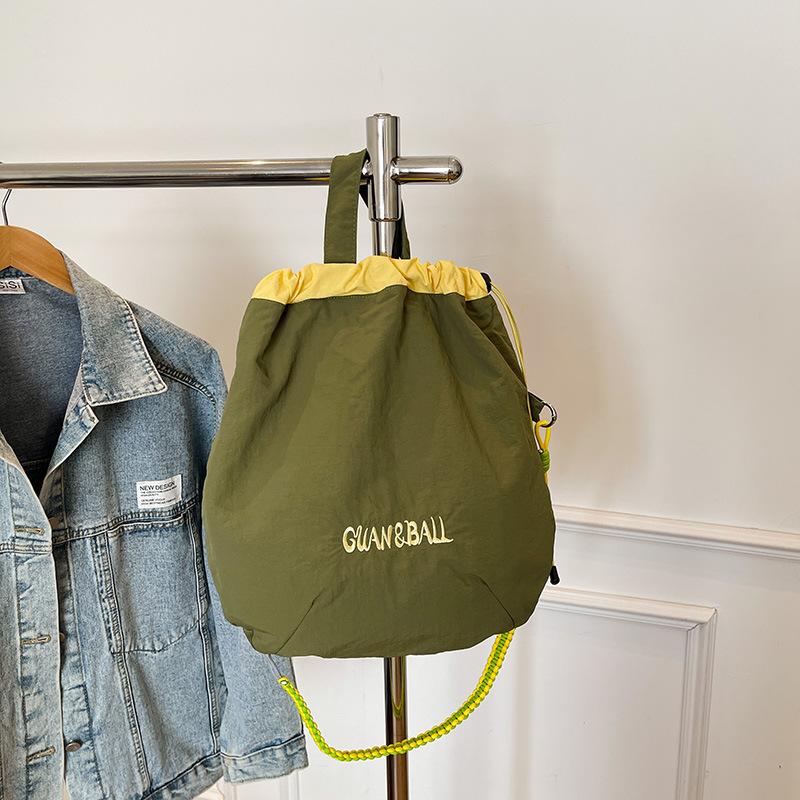 Корейская версия нишевого дизайна 2025 легкая сумка-мессенджер повседневный зарубежный тренд простой портативный на плечо модная сумка-ведро