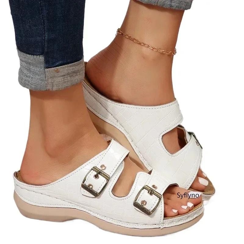 Мода 2024 года, модные летние женские тапочки с закрытым носком, летняя обувь, удобные женские сандалии на танкетке с двойной пряжкой, повседневные тапочки на платформе