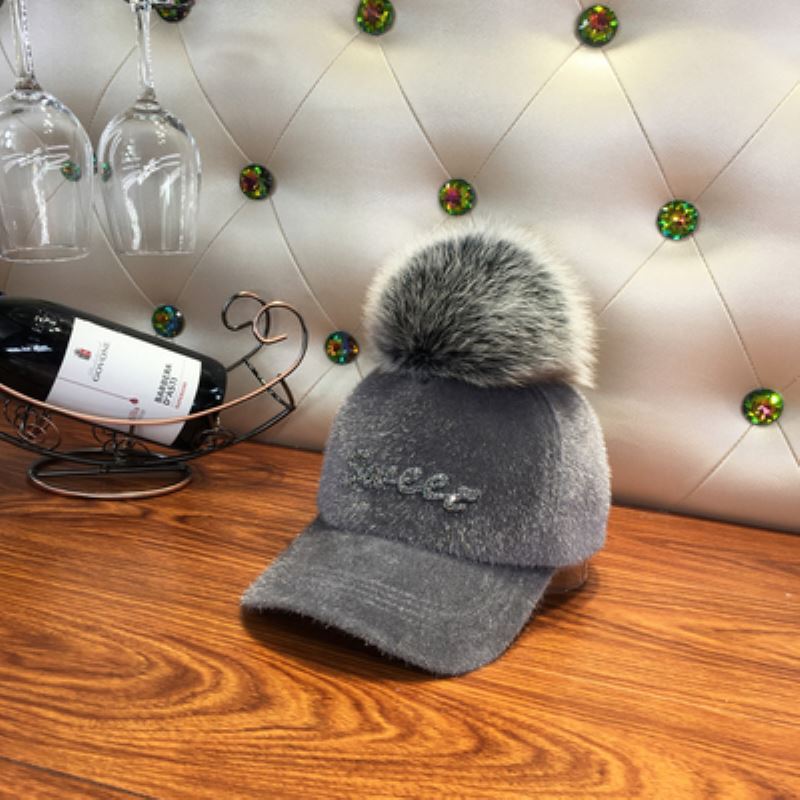 Осенне-зимняя теплая шапка женская бейсболка с искусственным помпоном, стразами и надписью в виде морского конька
