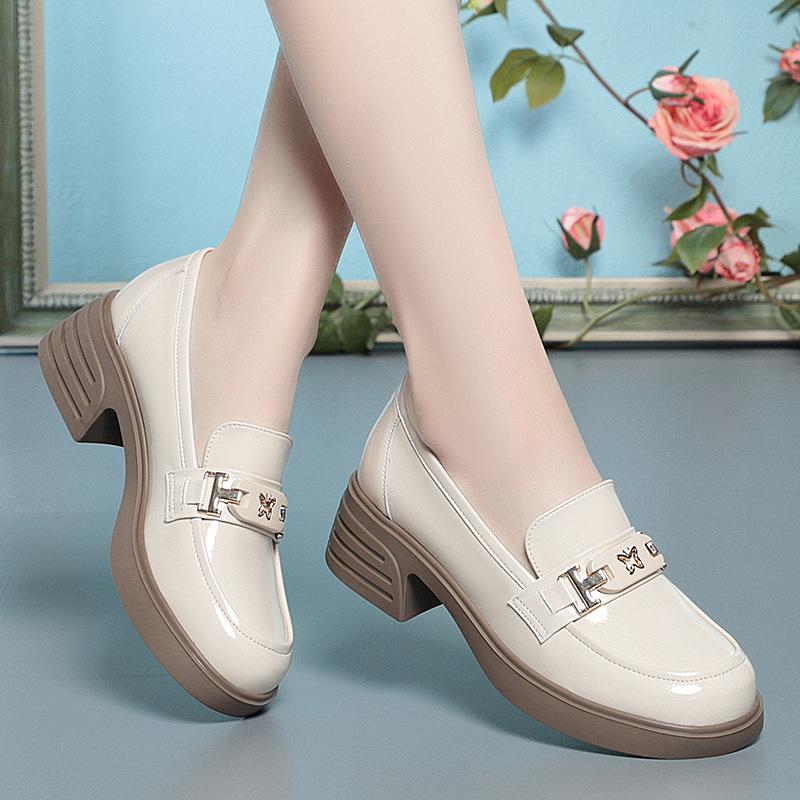 Модные лоферы на платформе Новая женская обувь Мягкая кожа Толстые каблуки Британский маленький круглый носок Металлическая отделка Белые Черные Кожаные туфли