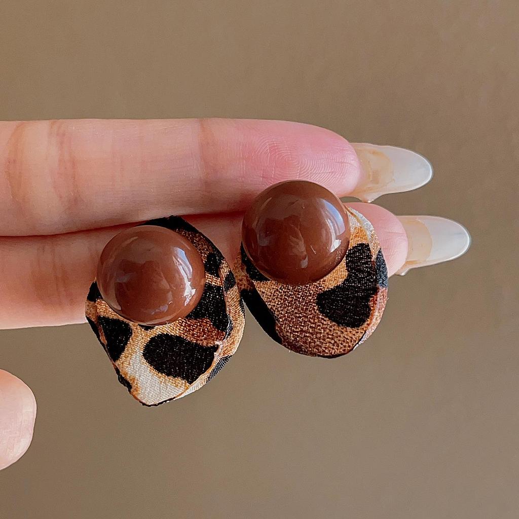 2025 Осень/Зима Женские Высококлассные Простые Серьги: Универсальный дизайн с системой цветов Майяра