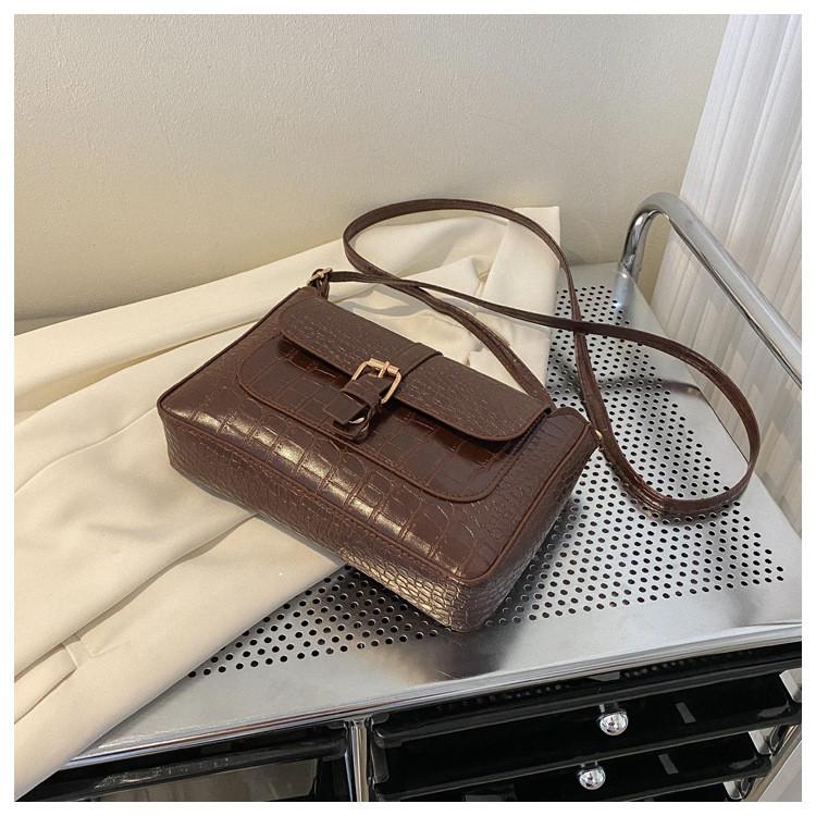 Трендовая женская сумка кроссбоди через плечо однотонного дизайна для уличной моды