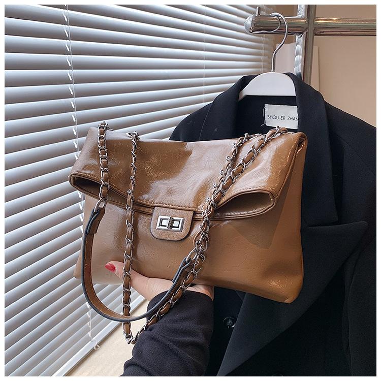 Сумка женская большой емкости 2024 осень на новый модный популярный пригородный цепной плечевой кроссбоди сумка