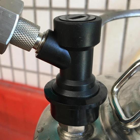 Шаровой замок для пивного бочонка. Полезный надежный пластиковый шаровой замок для пивного бочонка. Легко наносится. Универсальный диспенсер для пивного бочонка. Шаровой замок для пивного бочонка для дома.