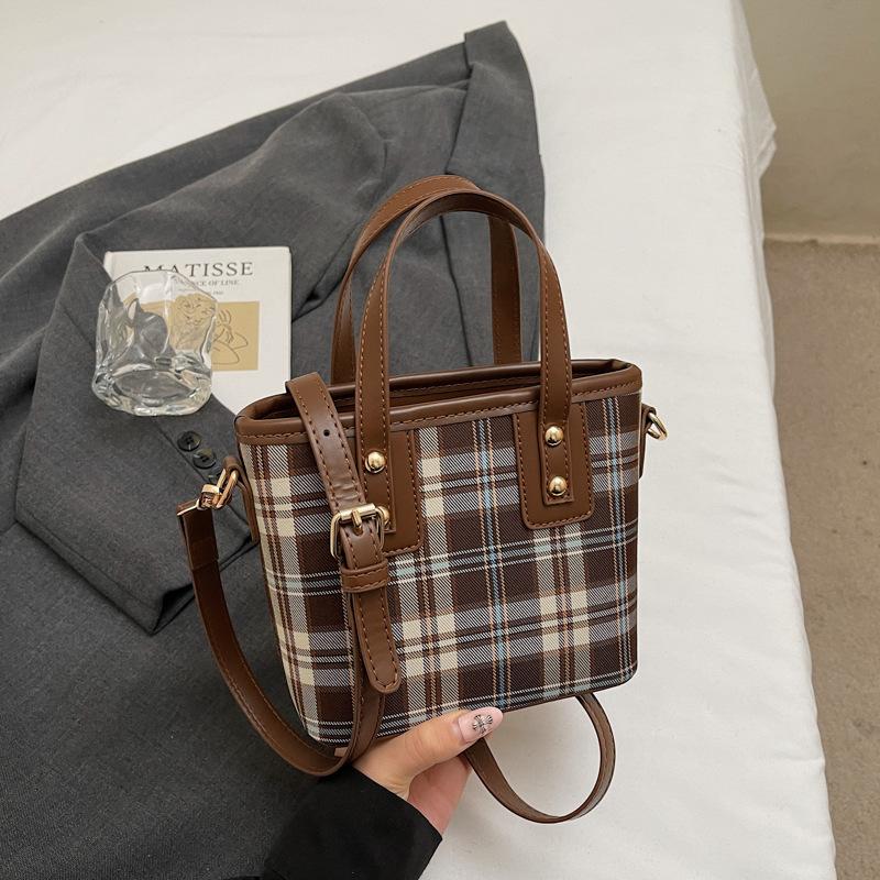 Niche Foreign-style Women 2025 Autumn New Trendy Simple Shoulder Crossbody Fashionable High-value Portable Bucket Bag