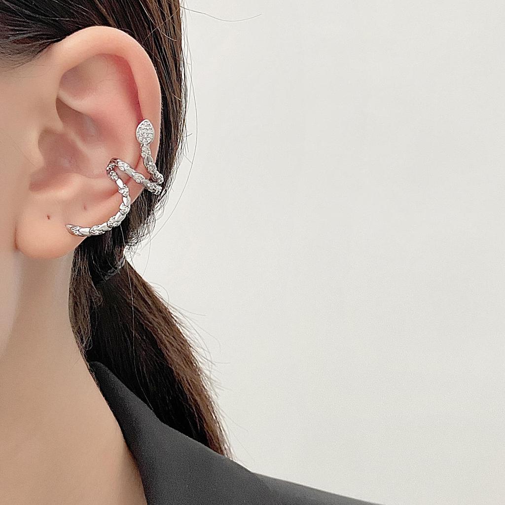 Элегантные серьги-клипсы в виде змеи с бриллиантами - без прокола, минималистичная мода, нишевый дизайн