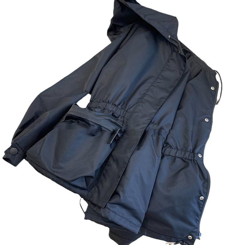 Женская куртка в корейском стиле черного цвета с капюшоном и завязками на шнурке 2024 года - модный осенний топ