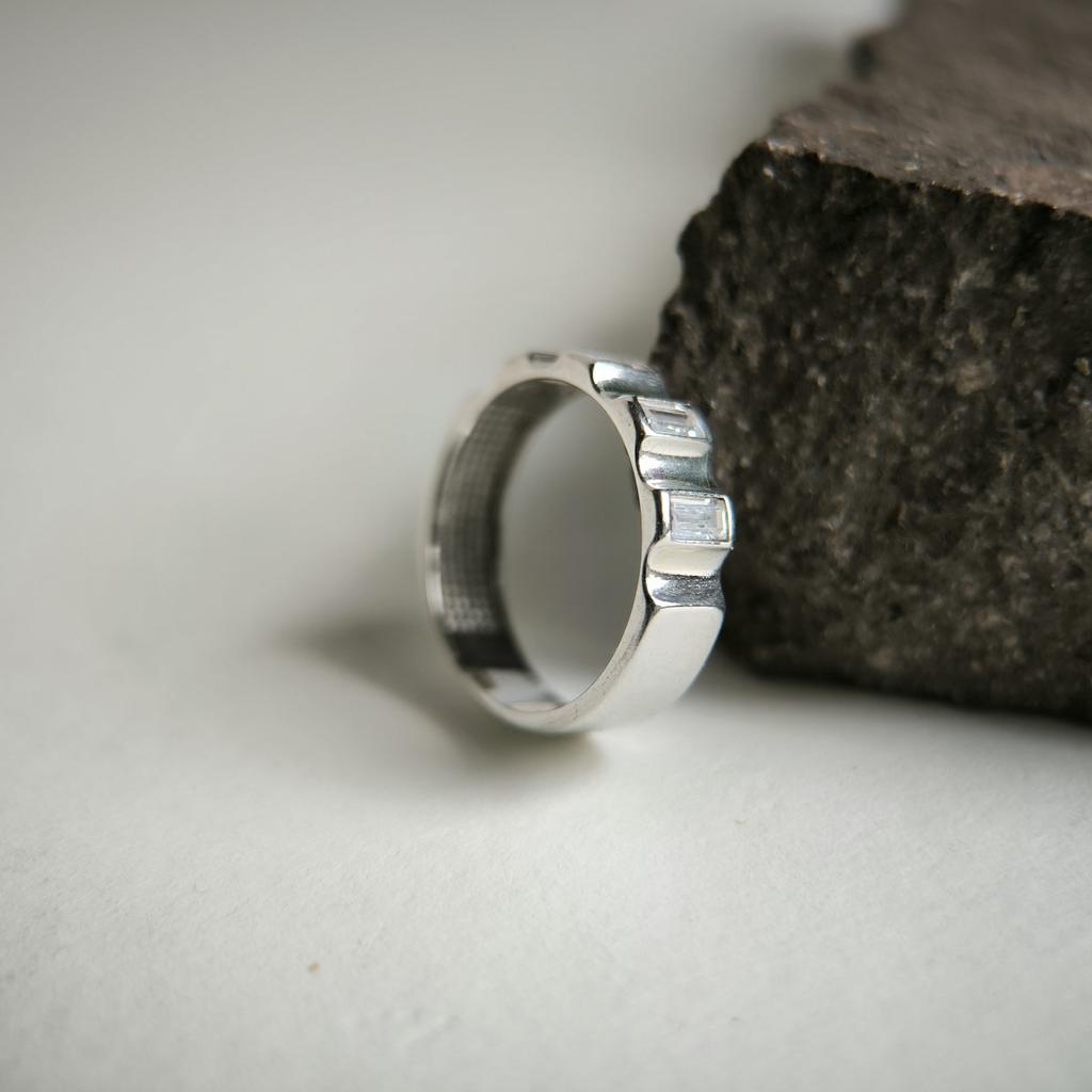 Серебряное кольцо с фианитами, вес изделия 2,13 гр (2209348)