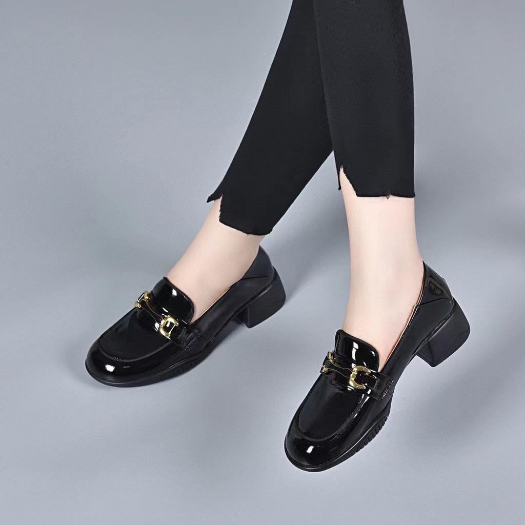 Маленькие кожаные туфли женские 2025 осень новые британские туфли из овчины лакированной кожи с металлической пряжкой на толстом каблуке женские туфли в студенческом стиле