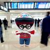 Плюшевая игрушка кукла знаменитости G-Dragon в аэропорту