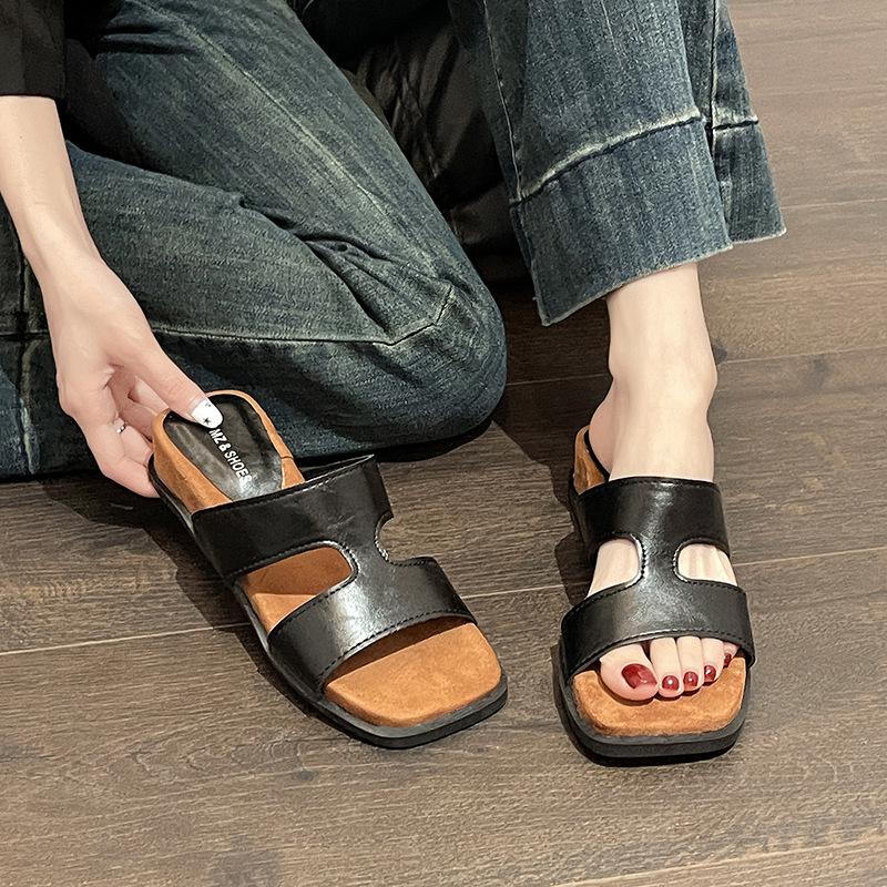 Французский простой темперамент танкетка толстая подошва закрытый носок крутые шлепанцы женские летние 2025 новые с юбкой римские сандалии