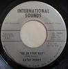 7-дюймовая пластинка КЭТИ ПЕРРИ - Иди своим путем / Я могу обойтись IS106 International S 1967 США Фолк Б/У