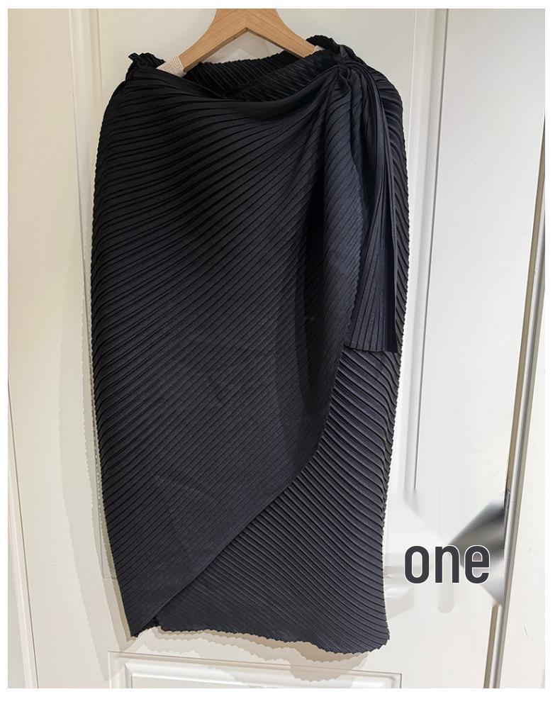 Женская черная плиссированная юбка средней длины с асимметричным разрезом от Мияке