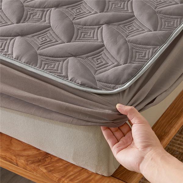 Quilted Bed Mattress Cover Thicken Bed Fitted Sheet Skin-friendly Mattress Topper Cover with Elastic Band Bedcover Bedcloth (No Pillowcase)