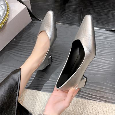 Мода 2025 Весна и Осень Новые Туфли с Мелким Вырезом Женская Мода Повседневные Универсальные Средний Каблук Закрытый Носок Туфли на Высоком Каблуке Женские