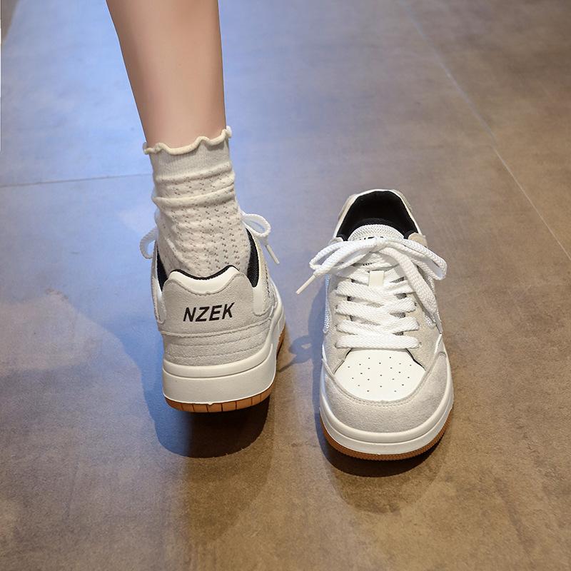 Универсальные простые кеды женские 2025 лето новые маленькие белые туфли женские дышащие модные нишевые на толстой подошве повседневные женские туфли