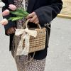 Yogodlns Соломенная сумка с цветочной вышивкой и бантом, тканая полая сумка-ведро на плечо, праздничная пляжная сумка, летняя сумка через плечо, сумка